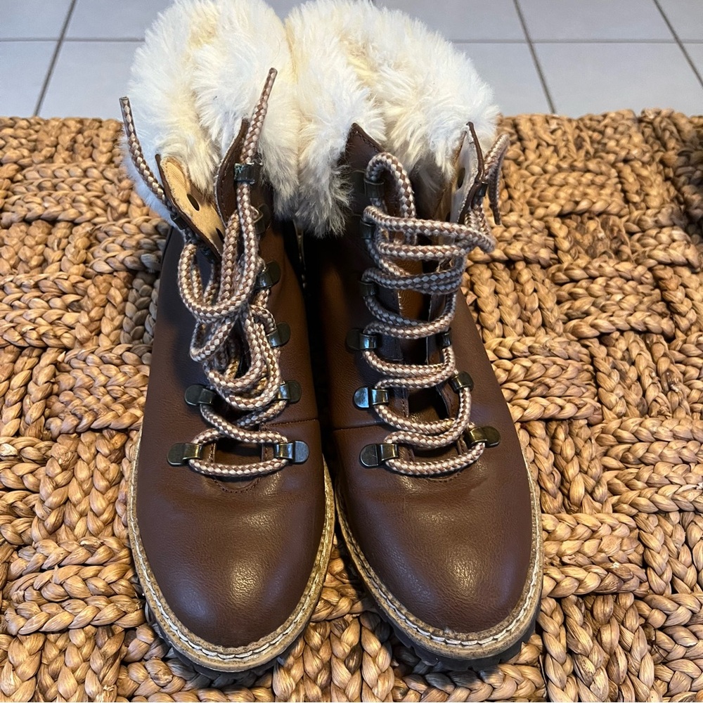 Women's EXPRESS brown lace-up ankle boots with white faux fur size 8